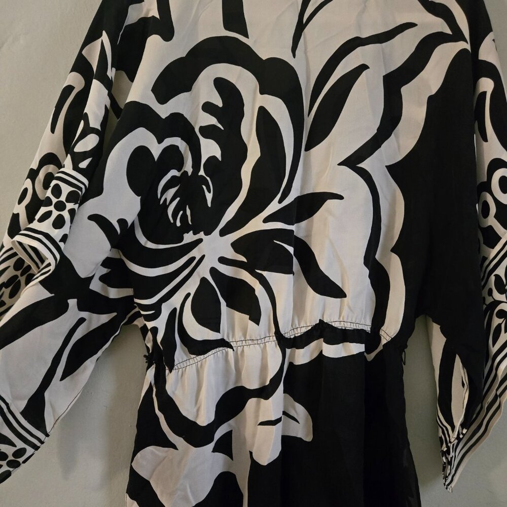 100% SILK Kimono Floral size S roomy Black White ruched waist - Picture 4 of 4